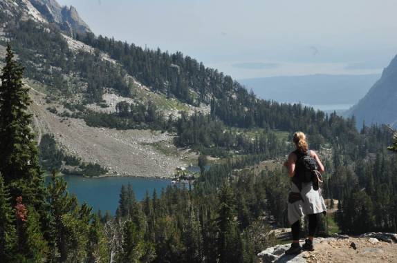 O Holy Lake fica para baixo enquanto subimos pela trilha no Grand Teton National Park, no Wyoming, nos Estados Unidos